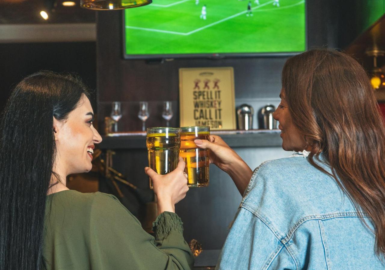 City Centre Rotana Ad-Dauha Zewnętrze zdjęcie Two women drinking beer