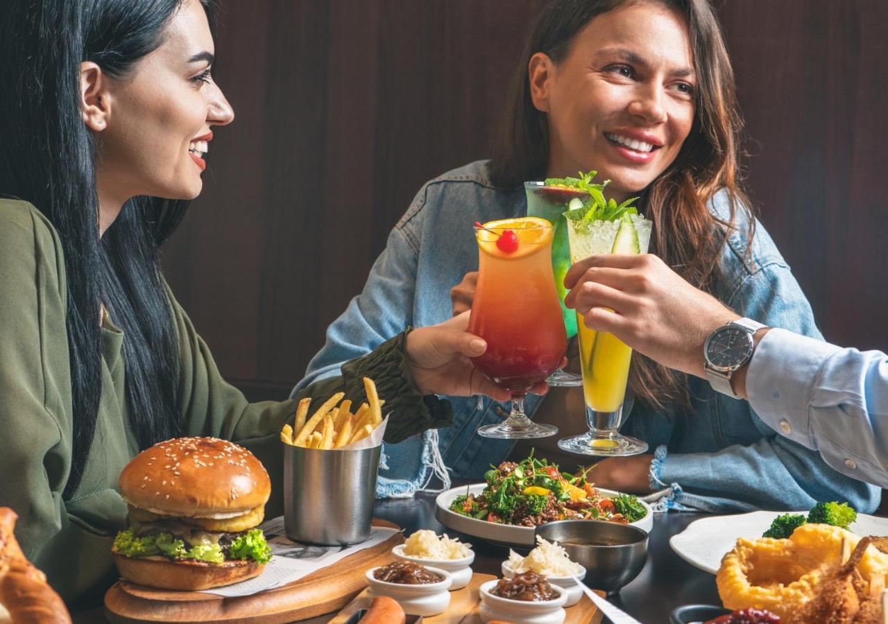 City Centre Rotana Ad-Dauha Zewnętrze zdjęcie A meal at a restaurant