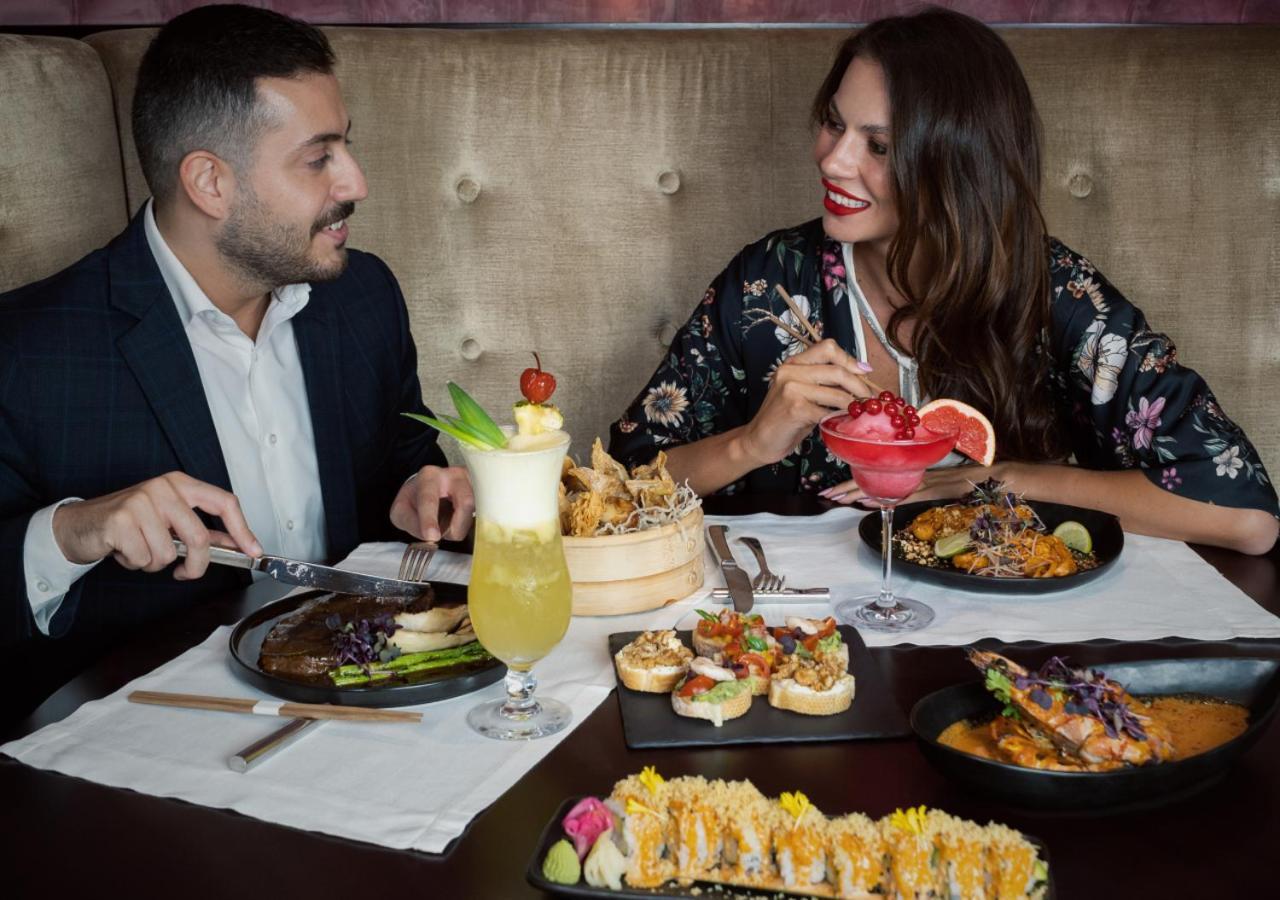 City Centre Rotana Ad-Dauha Zewnętrze zdjęcie A couple dining at a restaurant