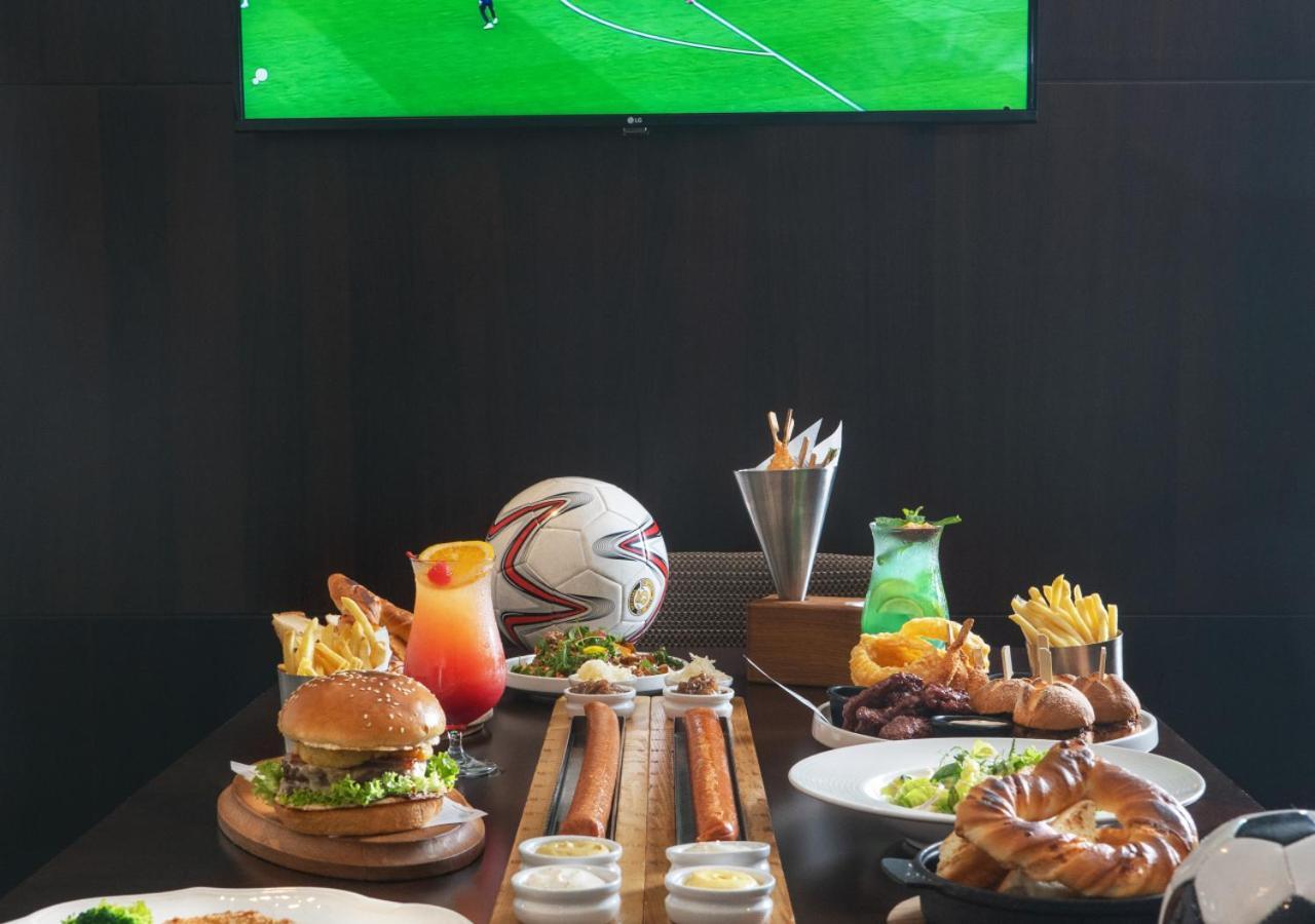 City Centre Rotana Ad-Dauha Zewnętrze zdjęcie A typical sports bar menu