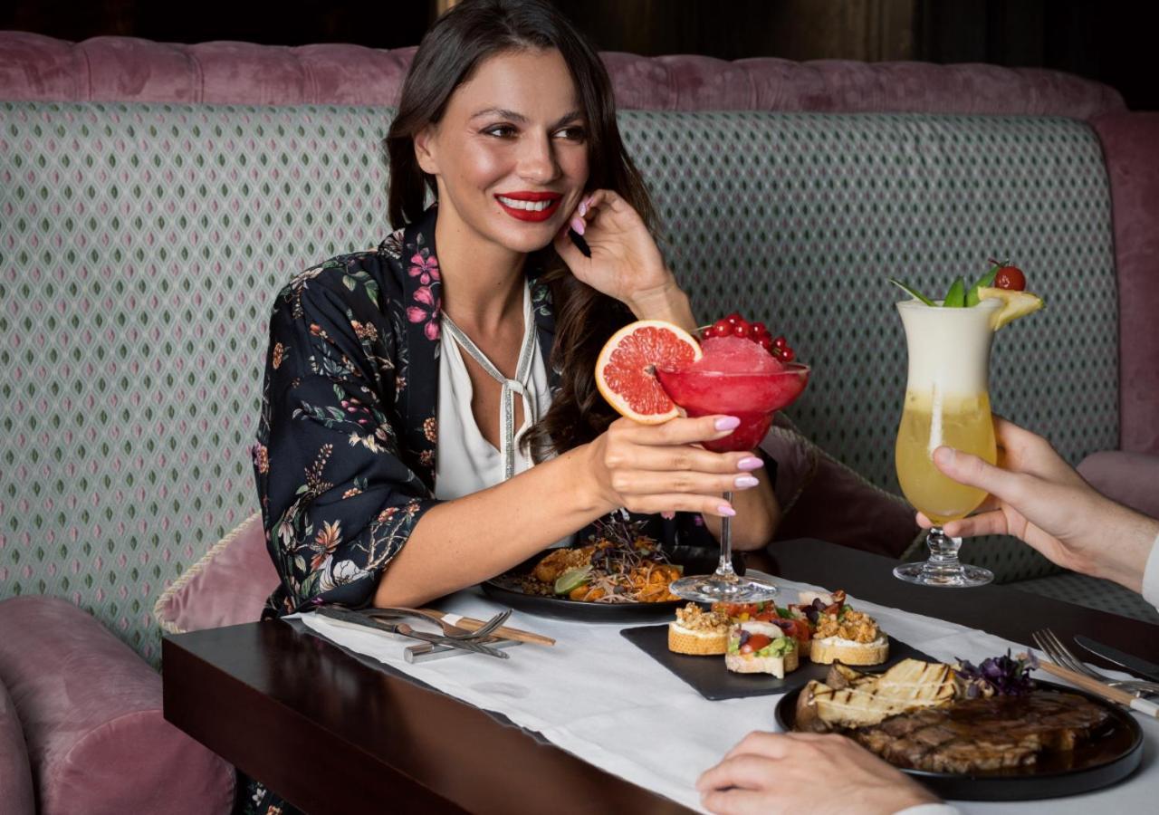 City Centre Rotana Ad-Dauha Zewnętrze zdjęcie A woman dining