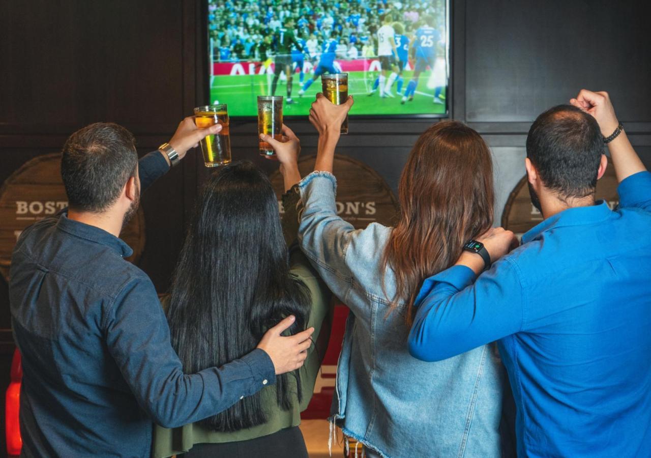 City Centre Rotana Ad-Dauha Zewnętrze zdjęcie Watching a match at a sports bar