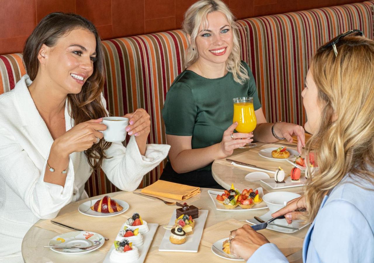 City Centre Rotana Ad-Dauha Zewnętrze zdjęcie Guests enjoying a meal at the restaurant