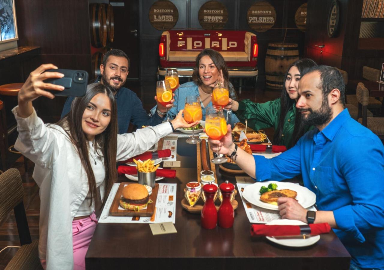 City Centre Rotana Ad-Dauha Zewnętrze zdjęcie Customers at a restaurant