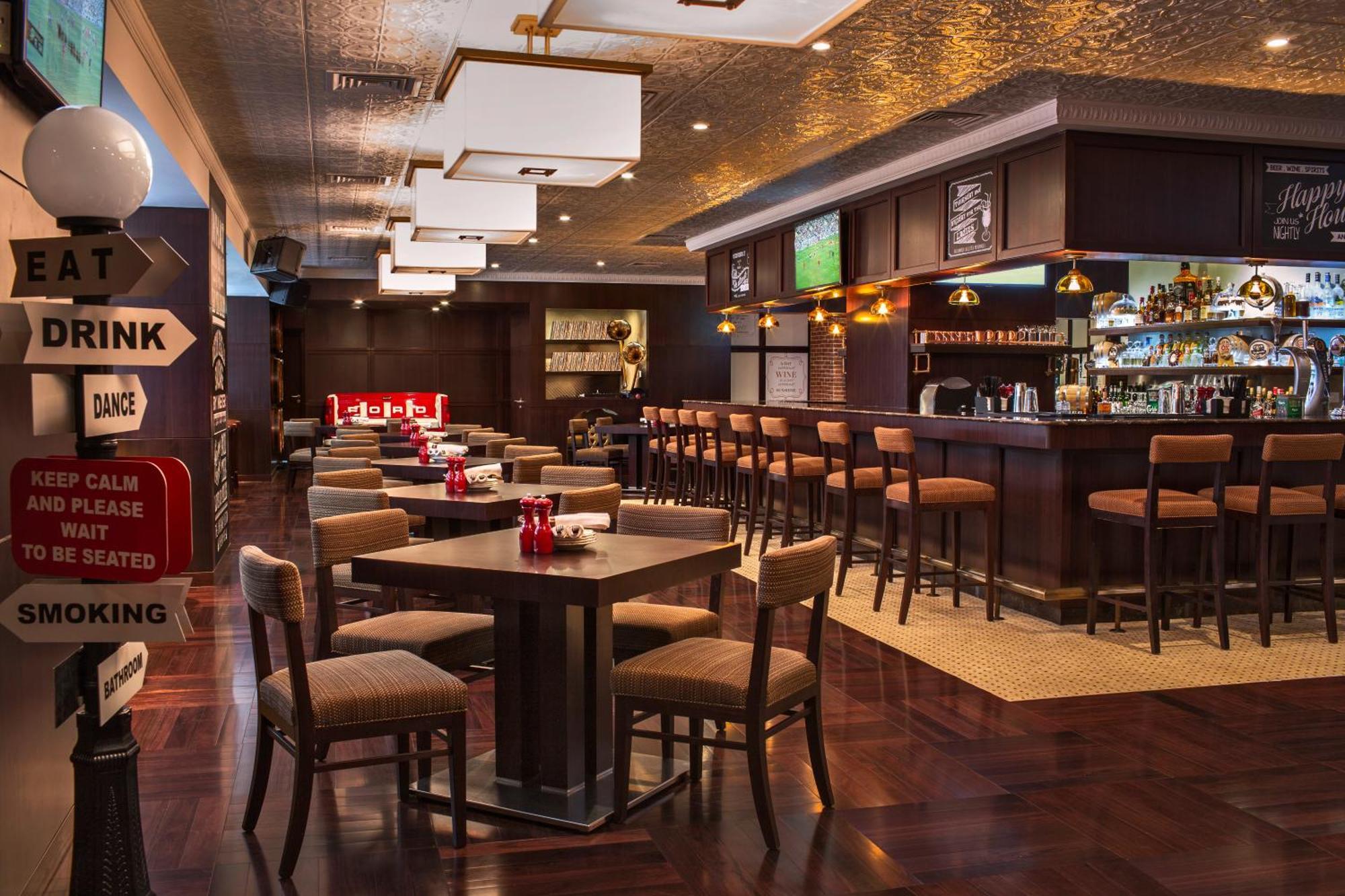 City Centre Rotana Ad-Dauha Zewnętrze zdjęcie The interior of a typical bar