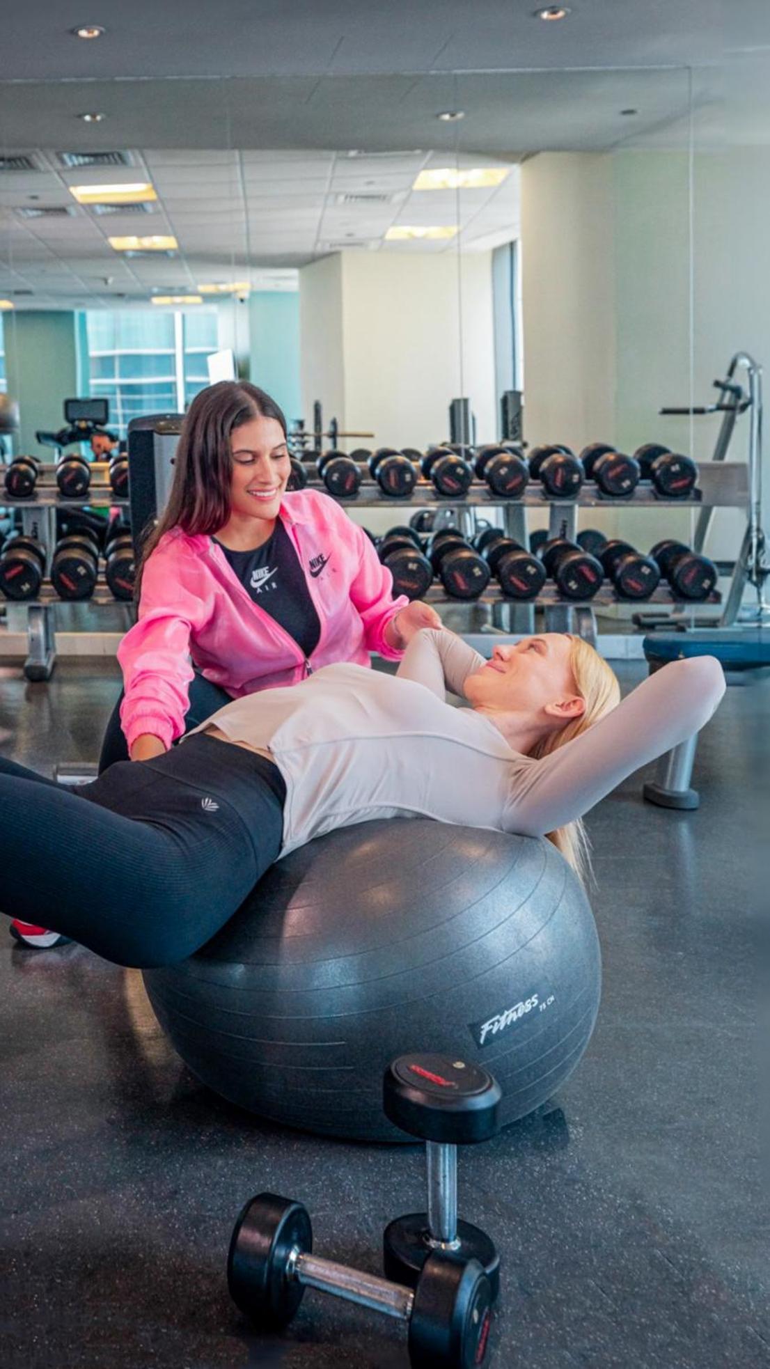 City Centre Rotana Ad-Dauha Zewnętrze zdjęcie A personal trainer working with a client