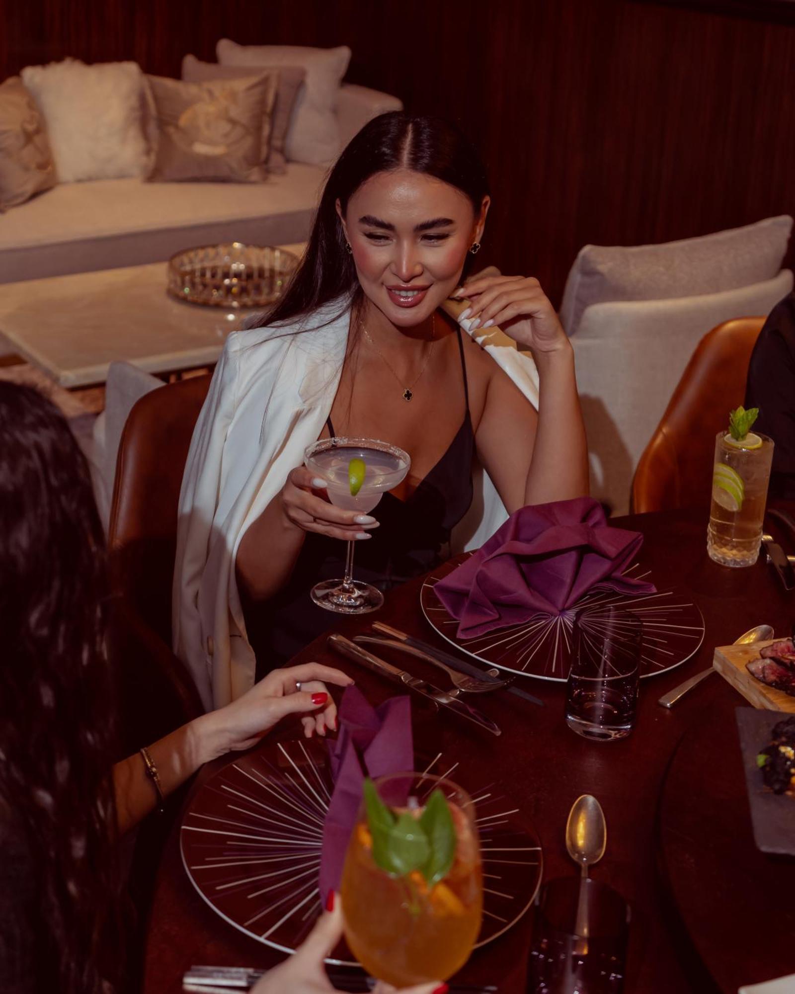 City Centre Rotana Ad-Dauha Zewnętrze zdjęcie A woman drinking a cocktail