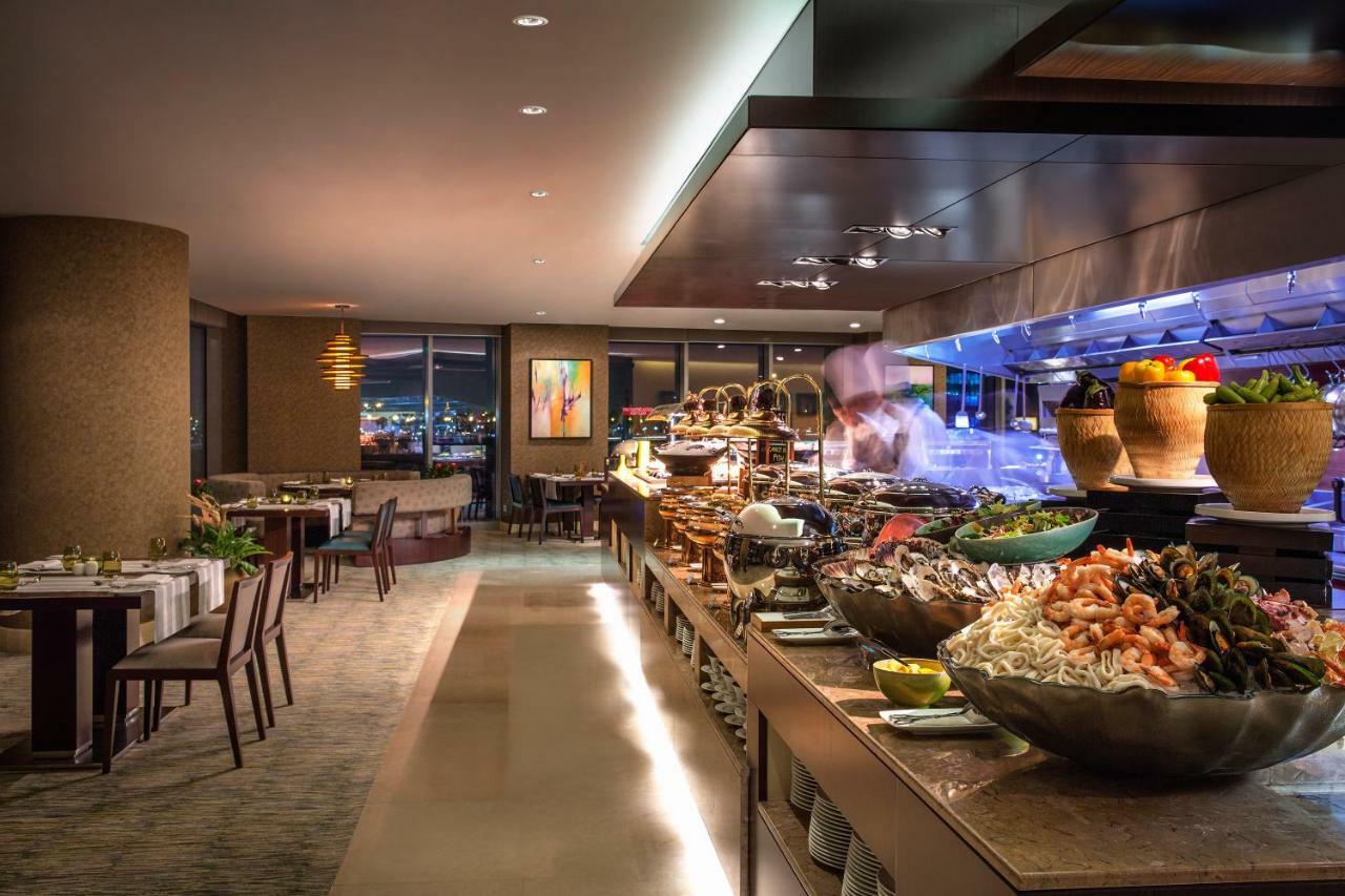 City Centre Rotana Ad-Dauha Zewnętrze zdjęcie The buffet at the restaurant